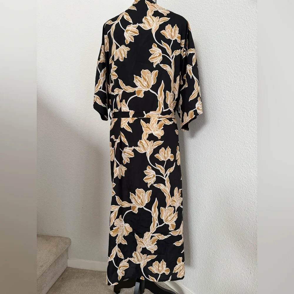 Floral Black and Gold Wrap - Picture 2 of 3